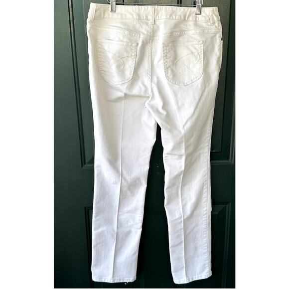 Chico's Platinum Denim Sz 14 Cream Ultimate Fit Slim Straight Leg 5 Pocket Jeans - Picture 4 of 8